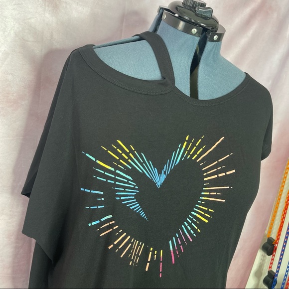 Torrid LOVESICK Black Cold Shoulder Heart Rays Tee NWT Size 3X - Picture 9 of 17